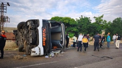 Kırıkkale'de devrilen yolcu otob&uuml;s&uuml;ndeki 41 kişi yaralandı