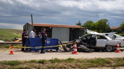 Kırıkkale'de iki otomobilin &ccedil;arpıştığı kazada 3 kişi &ouml;ld&uuml;, 6 kişi yaralandı