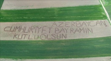 Kırklarelili çiftçi tarlasına pullukla "Azerbaycan Cumhuriyet Bayramın Kutlu Olsun" yazdı