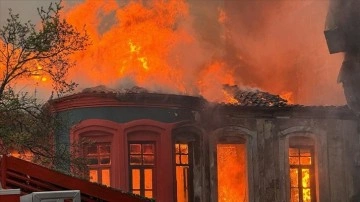 Kırklareli'nde 2 katlı tarihi binada çıkan yangın söndürüldü