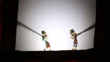Kırklareli'nde afetzede çocukların yüzü 'Karagöz-Hacivat' gösterisiyle gülüyor