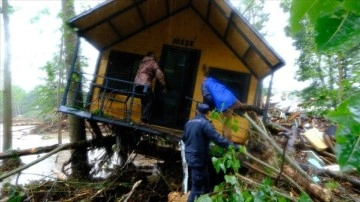 Kırklareli'nde taşkın nedeniyle ormanda mahsur kalan 4 kişi kurtarıldı
