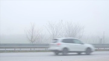 Kırklareli'nde yoğun sis trafikte görüş mesafesini olumsuz etkiliyor