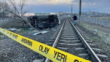 Kırklareli'nde yolcu treninin işçi servisine çarpması sonucu 27 kişi yaralandı