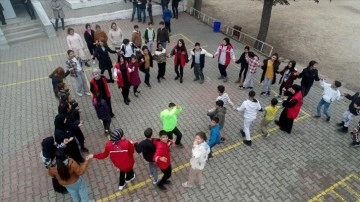 Kırklareli'nin "iyilik elçileri" çocuklara okulu oyunlarla sevdiriyor