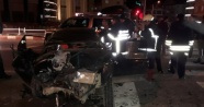 Kırmızı ışıkta bekleyen otomobile çarptı: 3 yaralı