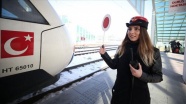 'Kırmızı şapkalı' kadın hareket memuru yolcuları sevdiklerine kavuşturuyor
