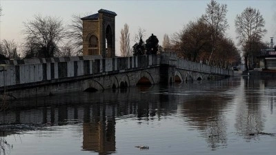 "Kırmızı" uyarı koduyla izlenen Meri&ccedil; Nehri'nin debisi artıyor
