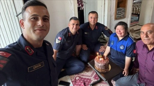 Kırşehir'de jandarmadan down sendromlu Sıla'ya doğum günü sürprizi