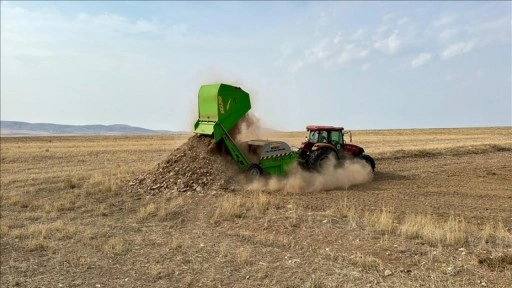 Kırşehir'de verimi artırmak amacıyla tarlalardaki taşlar toplanıyor