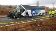 Kırşehir&#039;de yolcu otobüsü ile otomobil çarpıştı: 4 ölü
