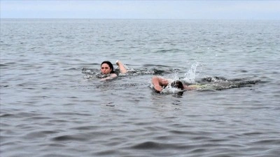 Kış turizmine dikkati &ccedil;ekmek amacıyla dondurucu soğukta Van G&ouml;l&uuml;'nde y&uuml;zd&uuml;ler