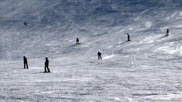 Kış turizminin gözde merkezi Palandöken'de yılbaşına özel hazırlıklar yapıldı