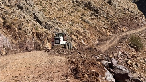 Kışın çığ sonucu yolu sürekli kapanan köy, güvenli ve kesintisiz yola kavuştu