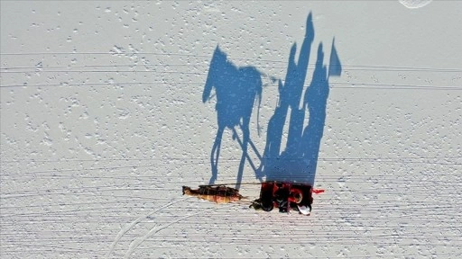 Kısmen donan &Ccedil;ıldır G&ouml;l&uuml;'nde atlı kızak heyecanı başladı