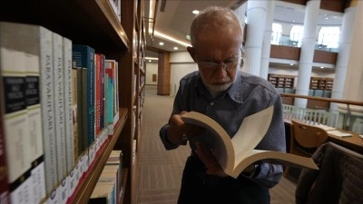 "Kitap kurdu" 76 yaşındaki emekli terzi gen&ccedil;lere &ouml;rnek oluyor