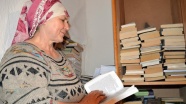 Kitaplarla mutlu olan kadın çiftçi