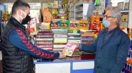 Kitapsever bakkal müşterileri için dükkanında 'mini kütüphane' oluşturdu