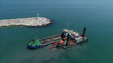 Kıyıköy Limanı'nda kum adacıklarının temizlenmesine devam ediliyor