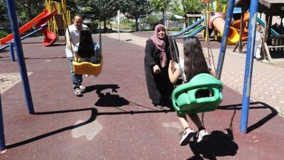 Kız evlat &ouml;zlemini gidermek i&ccedil;in 3 kardeşe koruyucu aile oldular