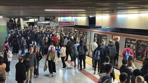 Kızılay İstasyonu'ndaki ANKARAY treni arızalandı, yolcular EGO otobüslerine yönlendirildi