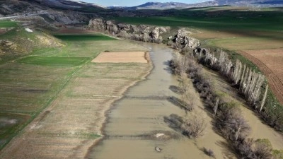 Kızıldağ'daki pınar, dere ve ırmakların karışmasıyla T&uuml;rkiye'nin en uzun nehrine d&ouml;n&uuml;ş&uuml;yor