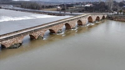 Kızılırmak'ın debisi y&uuml;kselince tarihi Şahruh K&ouml;pr&uuml;s&uuml;'n&uuml;n 8 kemeri suyla doldu
