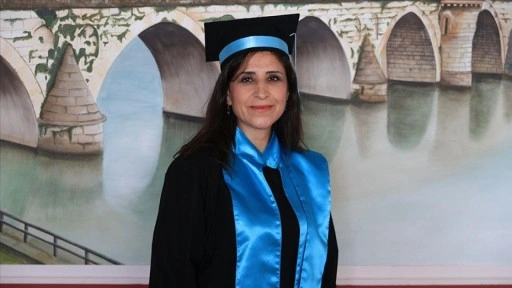 Kızına örnek olmak isteyen 48 yaşındaki kadın üçüncü üniversitesini tamamladı
