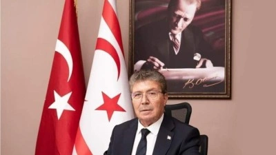 KKTC Başbakanı &Uuml;stel, G&uuml;ney Kıbrıs Rum Y&ouml;netimi'nde, T&uuml;rkiye ve KKTC bayraklarının yakılmasını