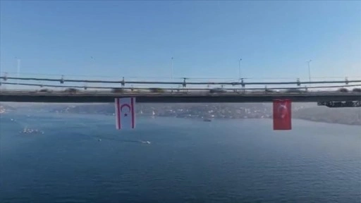 KKTC'nin kuruluş yıl dönümünde 15 Temmuz Şehitler Köprüsü'ne KKTC bayrağı asıldı