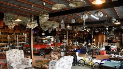 Klasik ara&ccedil;lar ve binlerce antika i&ccedil;in 1000 metrekarelik alanı "nostalji hangarı"na &ccedil;evird