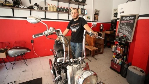 Klasik motosiklet tutkunu genç, kendi motosikletini tamir ederken meslek sahibi oldu