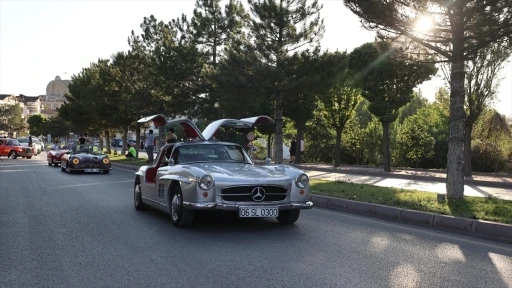 Klasik otomobil tutkunları Ürgüp'te buluştu