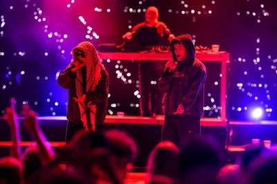 Kneecap konserinde sahne ekranlarına "Filistin'e &Ouml;zg&uuml;rl&uuml;k" mesajı yansıtıldı