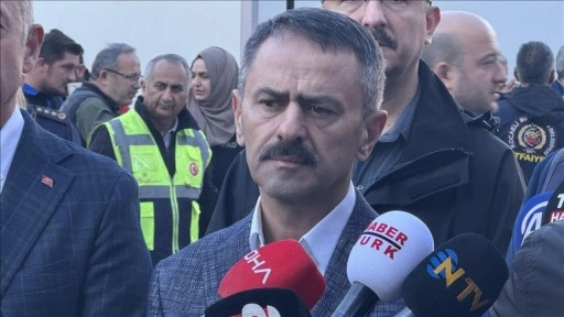 Kocaeli'de çöken apartmanın ve tahliye edilen binaların bulunduğu bölgede ekipler inceleme yapı