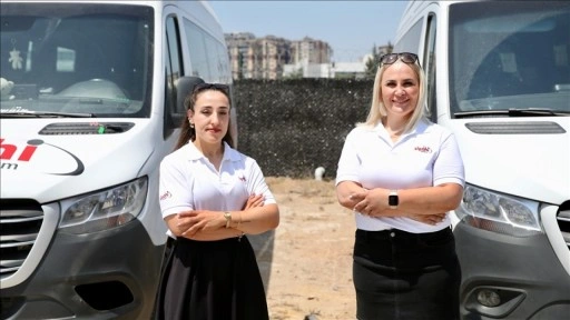 Kocaeli'de kadın servis şoförleri işçiler için direksiyon başında