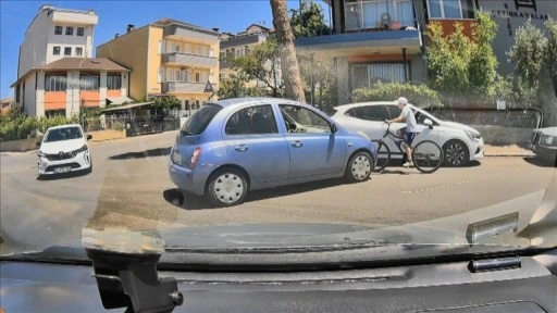 Kocaeli'de kaza yapan otomobilin bisikletli çocuğa çarpması araç kamerasında