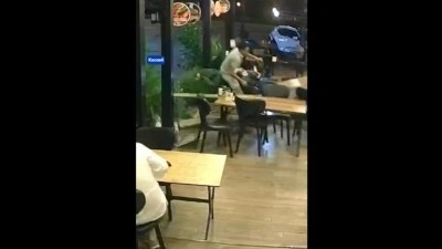 Kocaeli'de kontrolden &ccedil;ıkan motosikletin lokantadaki m&uuml;şteriye &ccedil;arpması kamerada