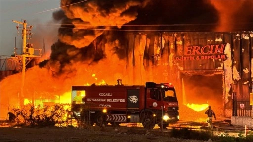 Kocaeli'de lojistik deposunda çıkan yangına müdahale ediliyor