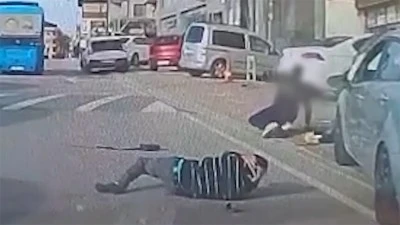 Kocaeli'de otomobilin kaldırımda y&uuml;r&uuml;yen 3 kişiye &ccedil;arpma anı ara&ccedil; kamerasında