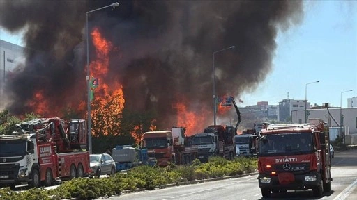 Kocaeli'de palet fabrikasında çıkan yangına müdahale ediliyor