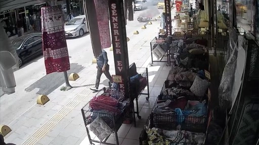 Kocaeli'de seyir halindeki motosikletin alev alma anı güvenlik kamerasında