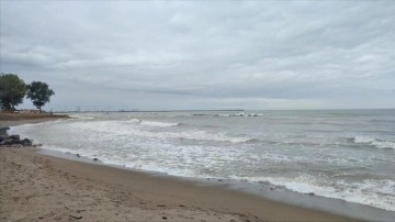 Kocaeli ve Sakarya'da olumsuz hava şartları sebebiyle denize girmek yasaklandı