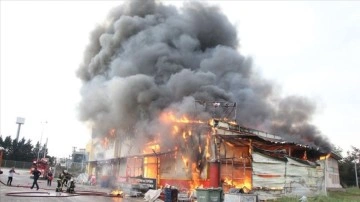 Kocaeli'de market deposunda çıkan yangına müdahale ediliyor