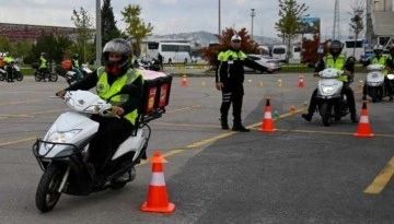 Kocaeli'de motosikletli kuryelere "Hızlı Değil Güvenli Teslimat" eğitimi verildi