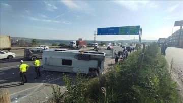 Kocaeli'de tıra çarparak devrilen servis aracındaki 13 işçi yaralandı