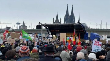 Köln'de 50 bini aşkın kişi, aşırı sağa karşı gösteri yaptı