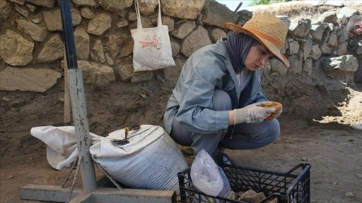 Komana Antik Kenti kazısında kadın işçiler de görev yapıyor