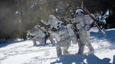 Komandolar, Sarıkamış'ta kar &uuml;st&uuml;nde eğitimlerini s&uuml;rd&uuml;r&uuml;yor