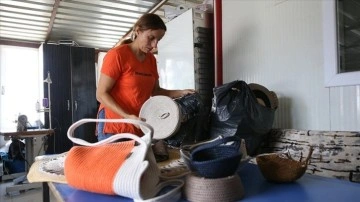 Konteyneri atölyeye çeviren depremzede kadın el işi ürünlerle gelir elde ediyor